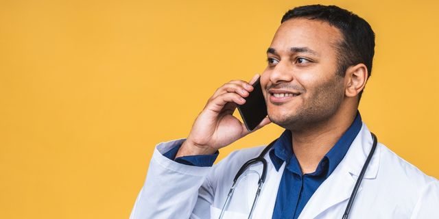 doctor talks with patient (1)
